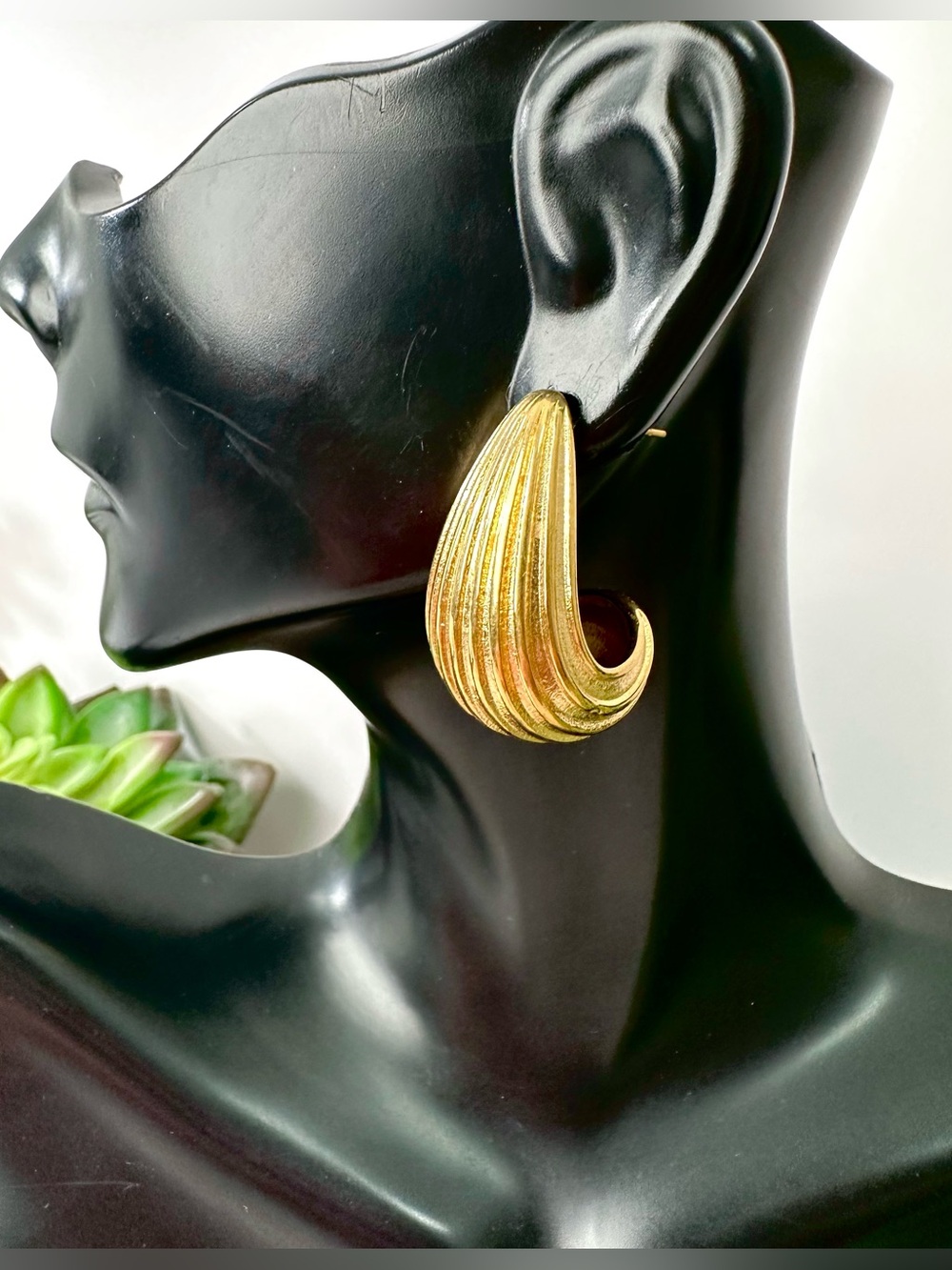 💛Gold Tone Ribbed J-Hoop Earrings